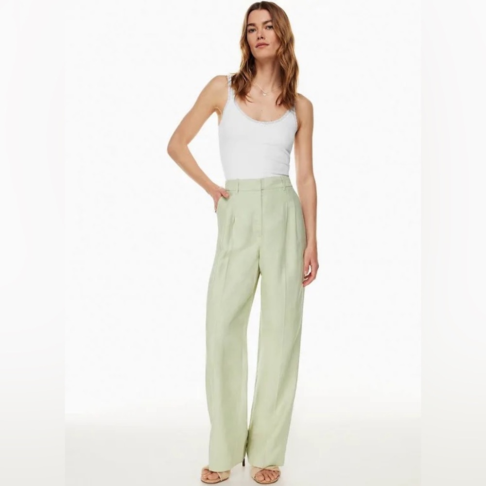 Aritzia Wilfred
The Effortless Linen Pant in pastel savage green